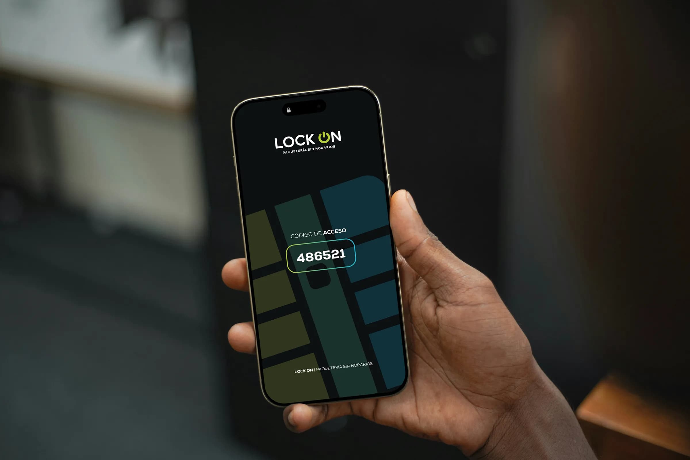 Pantalla del celular con el código de acceso de LockOn para abrir el casillero